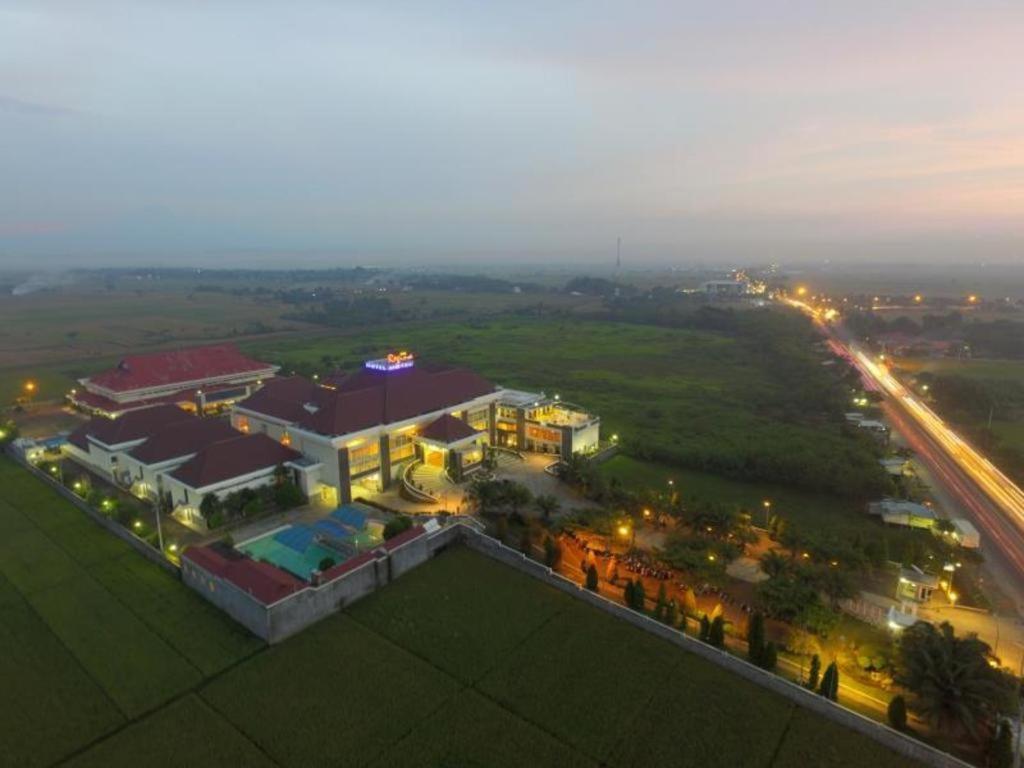 เรจีนา โฮเต็ล เปมาลัง Hotel Pemalang ภายนอก รูปภาพ